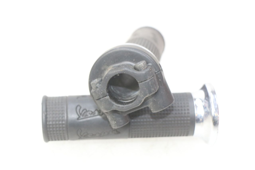 photo de PUñO DEL ACELERADOR PIAGGIO VESPA GTS IGET ABS 125 (2017 - 2023) - Zoom estado de uso