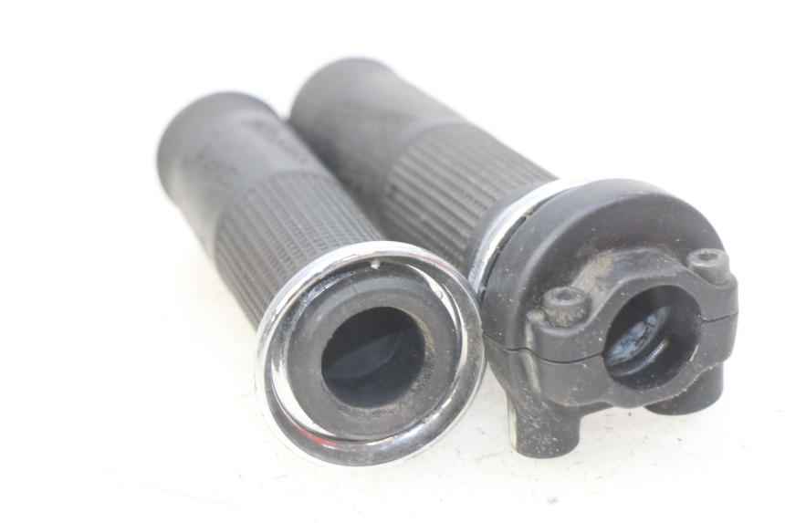 photo de PUñO DEL ACELERADOR PIAGGIO VESPA GTS IGET ABS 125 (2017 - 2023) - Primer plano técnico