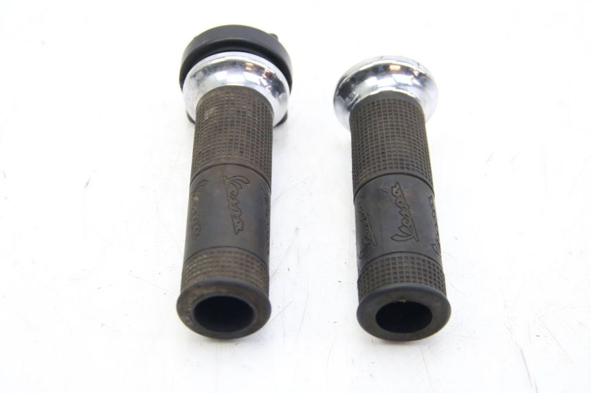 photo de PUñO DEL ACELERADOR PIAGGIO VESPA GTS SUPER IE 125 (2009 - 2016) - Primer plano técnico