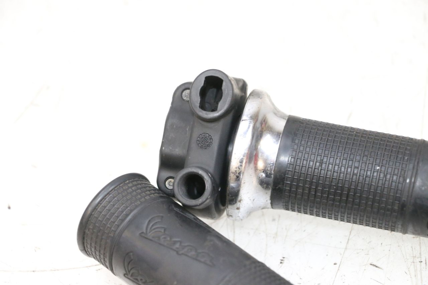 photo de PUñO DEL ACELERADOR PIAGGIO VESPA GTS SUPER IE 125 (2009 - 2016) - Zoom estado de uso