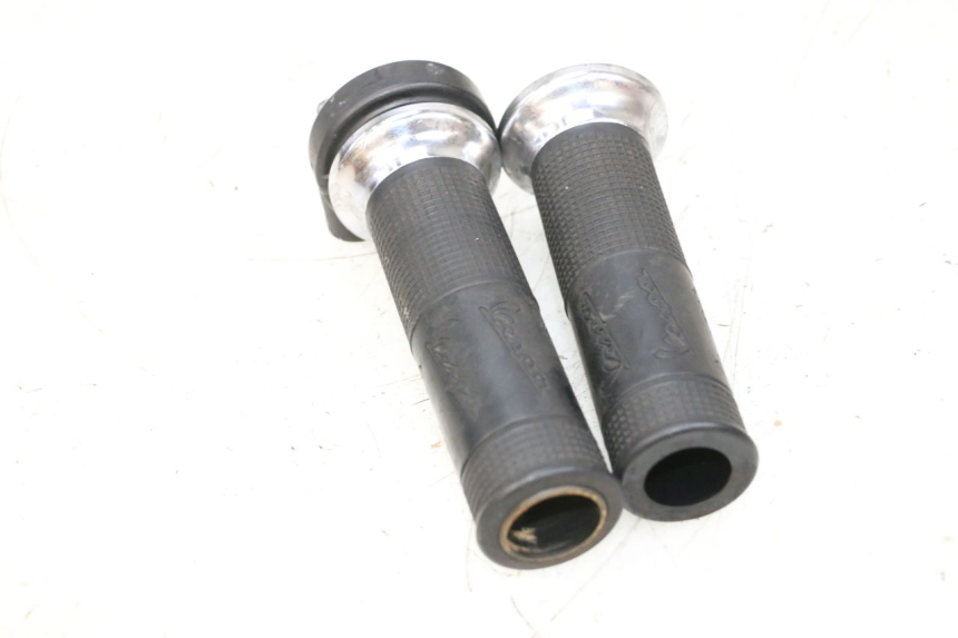 photo de PUñO DEL ACELERADOR PIAGGIO VESPA GTS SUPER IE 125 (2009 - 2016) - Primer plano técnico