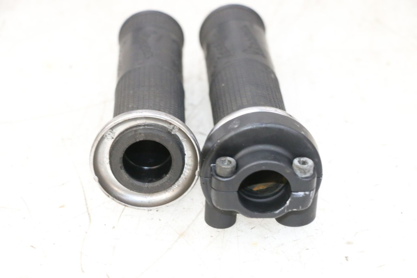 photo de PUñO DEL ACELERADOR PIAGGIO VESPA GTS SUPER IE 125 (2009 - 2016) - Detalles de los puntos de fijación