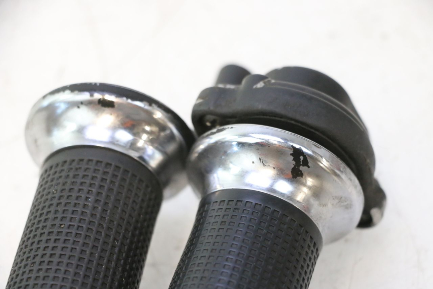 photo de PUñO DEL ACELERADOR PIAGGIO VESPA LX 2T 50 (2005 - 2013) - Primer plano técnico