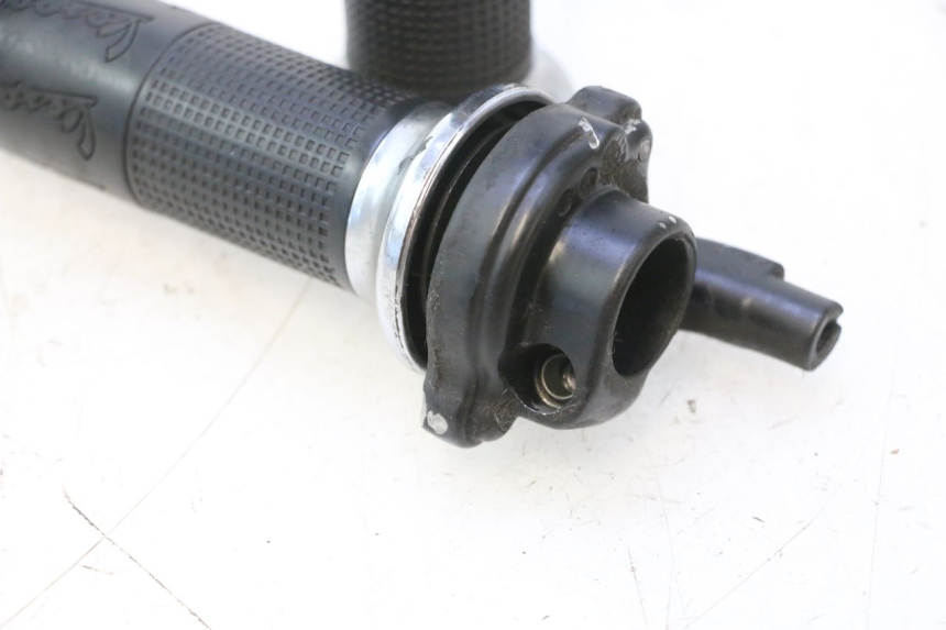 photo de PUñO DEL ACELERADOR PIAGGIO VESPA LX 2T 50 (2005 - 2013) - Estado de la superficie y material