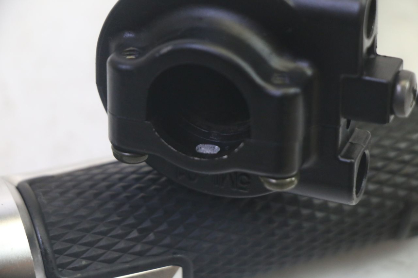 photo de PUñO DEL ACELERADOR YAMAHA XMAX X-MAX 125 (2006 - 2009) - Otra perspectiva