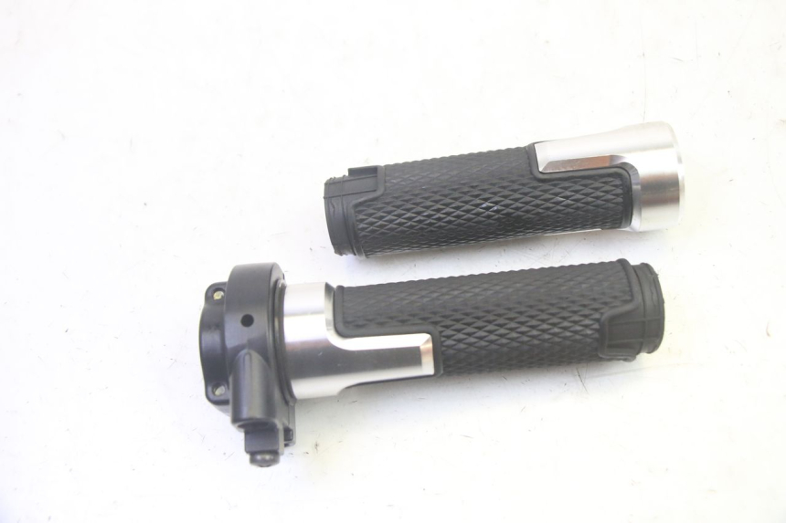 photo de PUñO DEL ACELERADOR YAMAHA XMAX X-MAX 125 (2006 - 2009) - Primer plano técnico