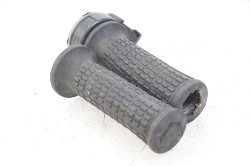 photo de PUñO DEL ACELERADOR PEUGEOT XP6 50 (1997 - 2003) - Primer plano técnico