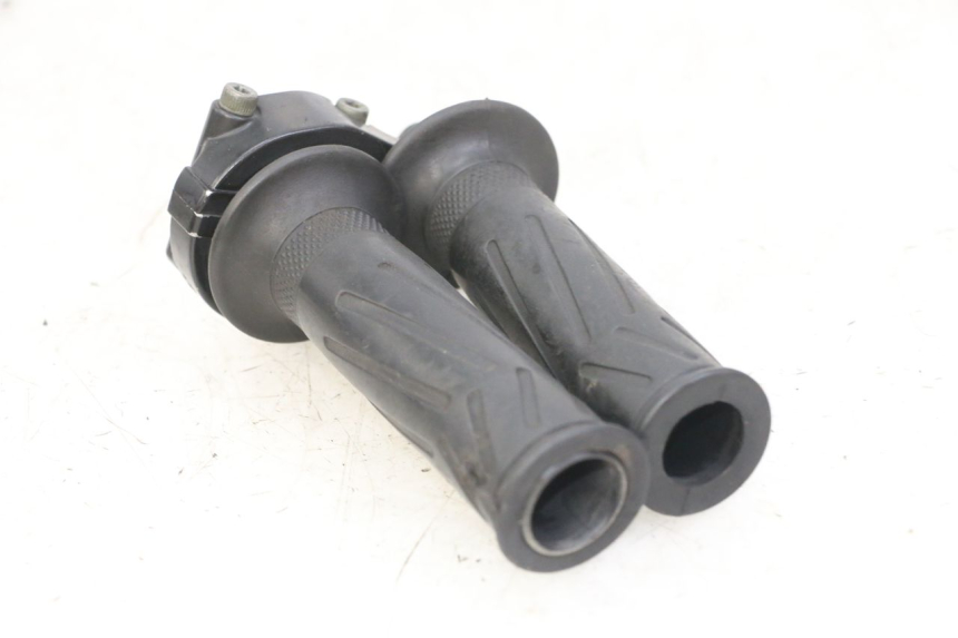 photo de ACELERADOR YAMAHA FZS FAZER 600 (2001 - 2003) - Detalles de los puntos de fijación