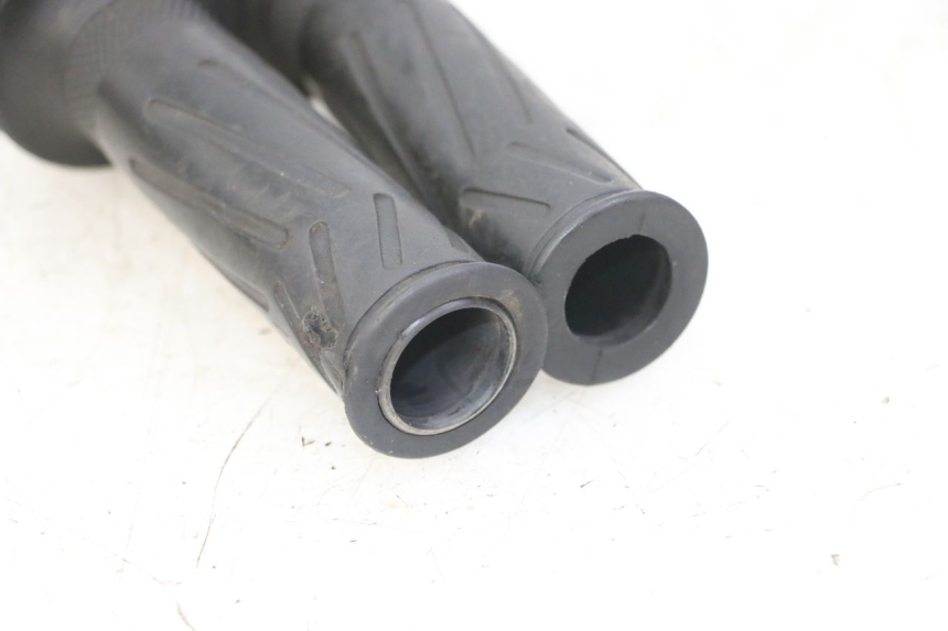 photo de ACELERADOR YAMAHA FZS FAZER 600 (2001 - 2003) - Estado de la superficie y material