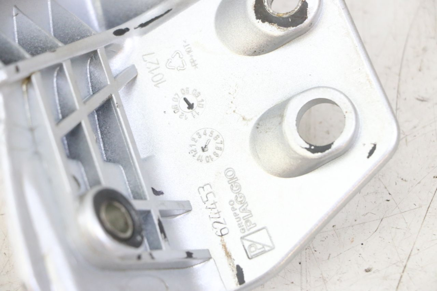 photo de ASIDERO DERECHA PIAGGIO MP3 LT 300 (2010 - 2016) - Primer plano técnico