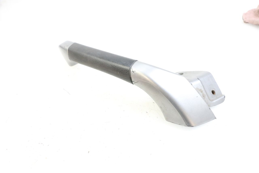 photo de ASIDERO DERECHA PIAGGIO MP3 125 (2006 - 2014) - Primer plano técnico