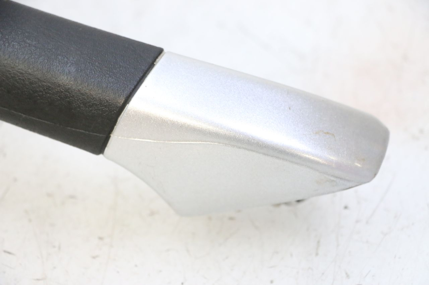 photo de MANETA TRASERA DERECHA PIAGGIO MP3 RL 250 (2006 - 2010) - Detalles de los puntos de fijación