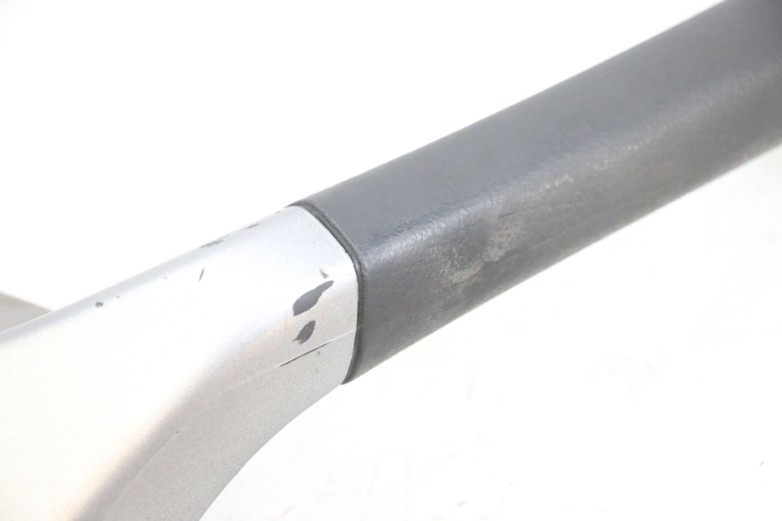 photo de ASIDERO DERECHA PIAGGIO MP3 125 (2006 - 2014) - Detalles de los puntos de fijación