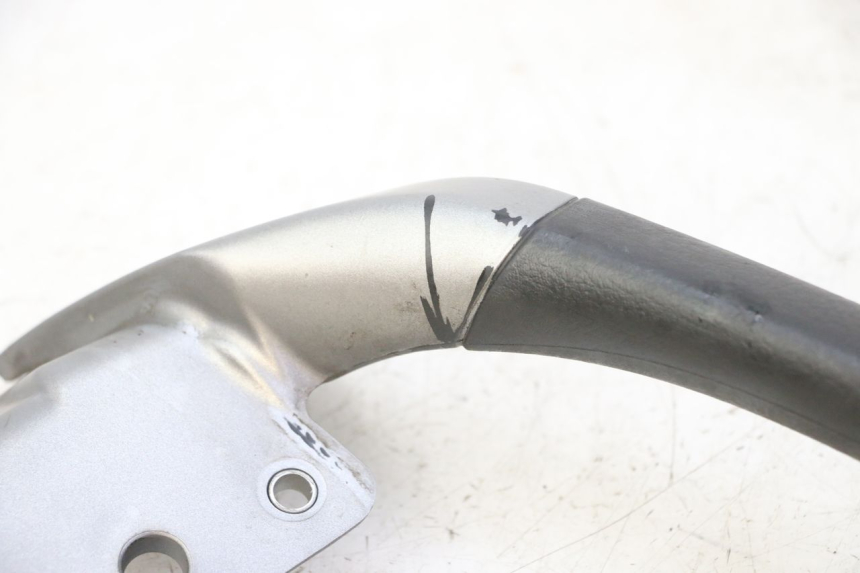 photo de ASIDERO IZQUIERDA PIAGGIO MP3 125 (2006 - 2014) - Detalles de los puntos de fijación