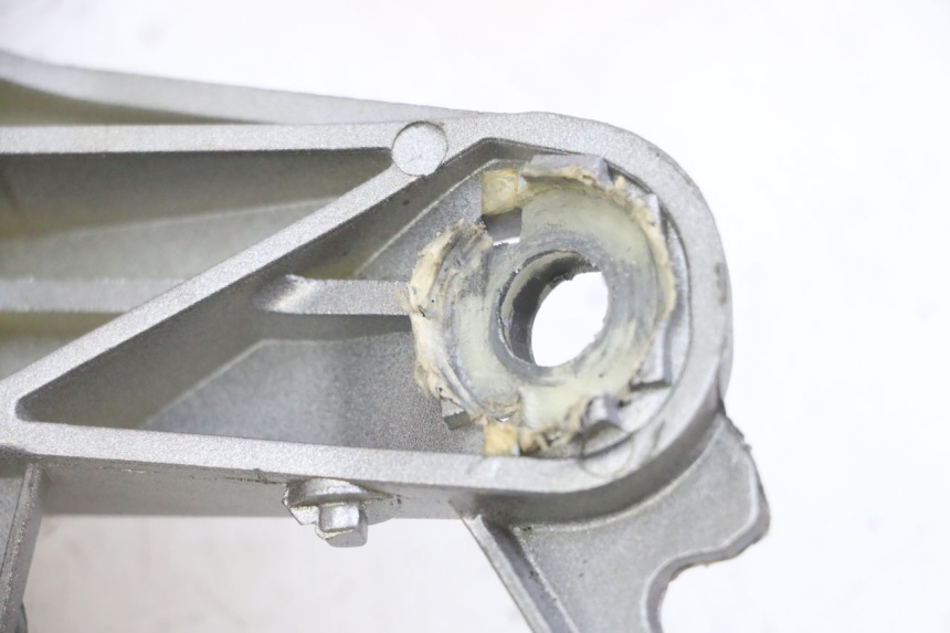 photo de ASIDERO IZQUIERDA HONDA NTV DEAUVILLE ABS 700 (2007 - 2016) - Primer plano técnico