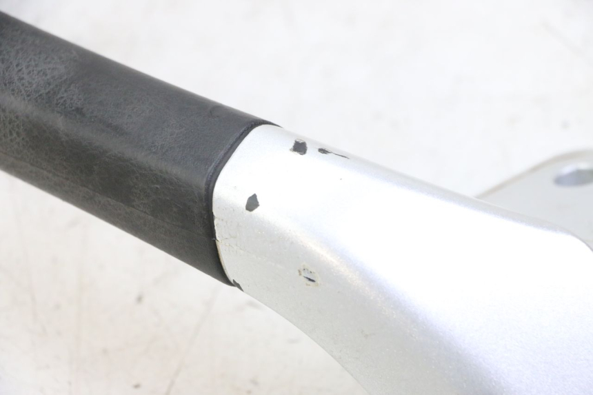 photo de ASIDERO IZQUIERDA PIAGGIO MP3 LT 400 (2007 - 2012) - Detalles de los puntos de fijación