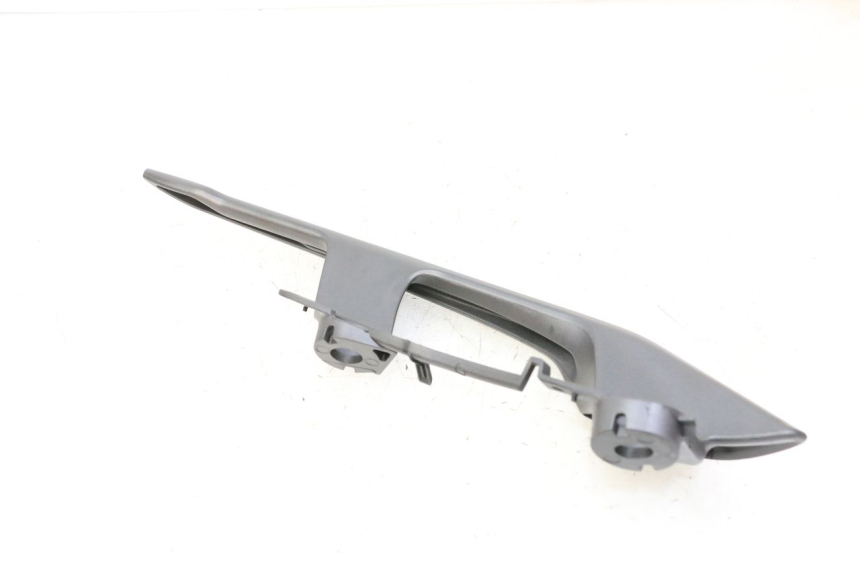 photo de ASIDERO IZQUIERDA YAMAHA XMAX X-MAX 125 (2021 - 2025) - Detalles de los puntos de fijación