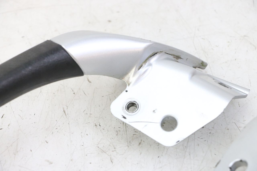 photo de MANILLAR TRASERO PIAGGIO MP3 LT 400 (2007 - 2012) - Zoom sobre los componentes