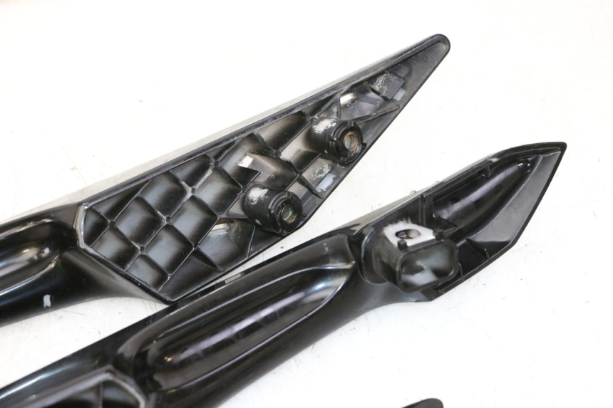 photo de MANILLAR TRASERO PEUGEOT SATELIS 125 (2010 - 2012) - Detalles de los puntos de fijación