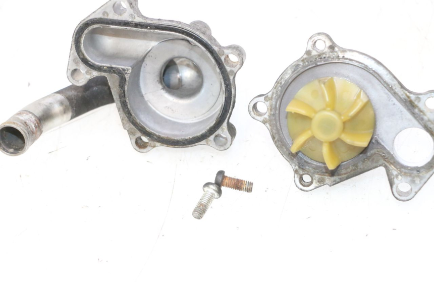 photo de BOMBA DE AGUA SUZUKI BURGMAN 125 (2007 - 2014) - Detalles de los puntos de fijación