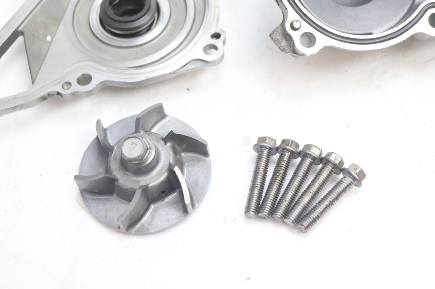 photo de BOMBA AGUA KAWASAKI ER-6 ER6 N 650 (2005 - 2009) - Primer plano técnico
