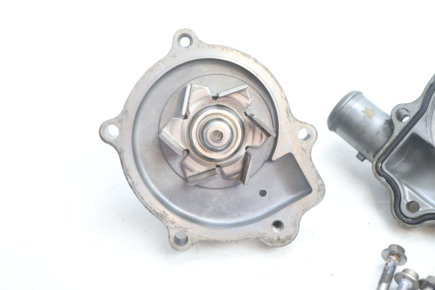 photo de BOMBA AGUA YAMAHA FJR 1300 (2001 - 2005) - Detalles de los puntos de fijación