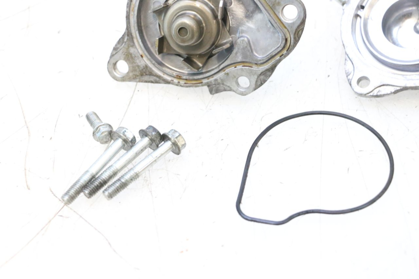 photo de BOMBA AGUA HONDA PCX (JF57/JF64) 125 (2014 - 2018) - Detalles de los puntos de fijación