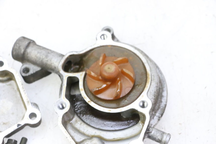 photo de BOMBA AGUA YAMAHA X-MAX XMAX 125 (2010 - 2013) - Detalles de los puntos de fijación