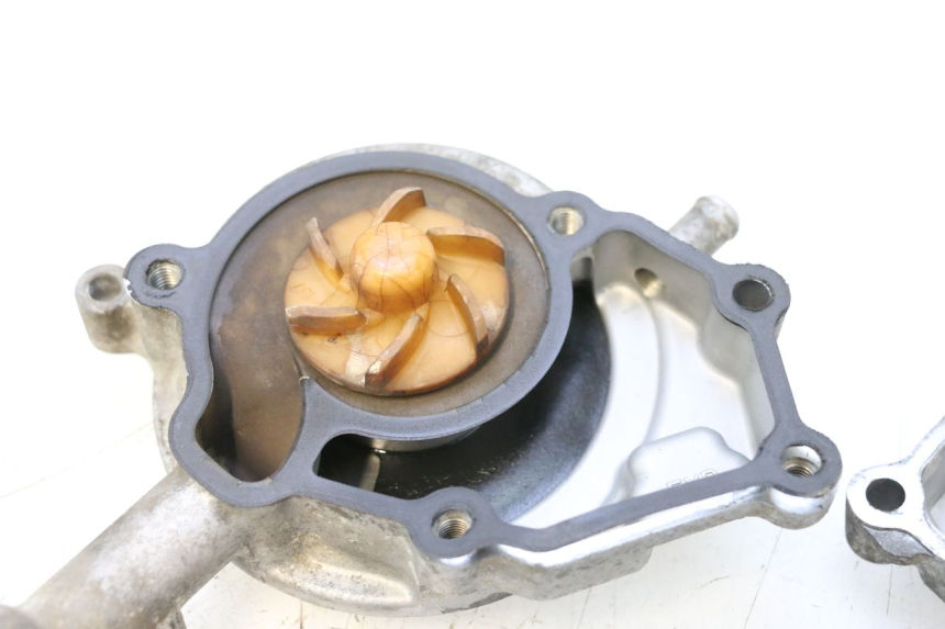 photo de BOMBA AGUA YAMAHA X-MAX XMAX 125 (2010 - 2013) - Primer plano técnico
