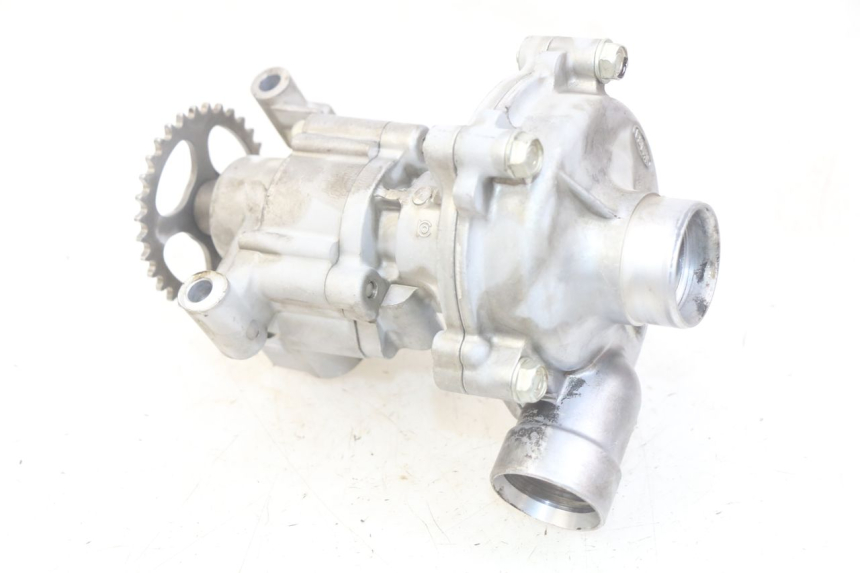 photo de BOMBA DE AGUA YAMAHA YZF R1 1000 (2007 - 2008) - Primer plano técnico