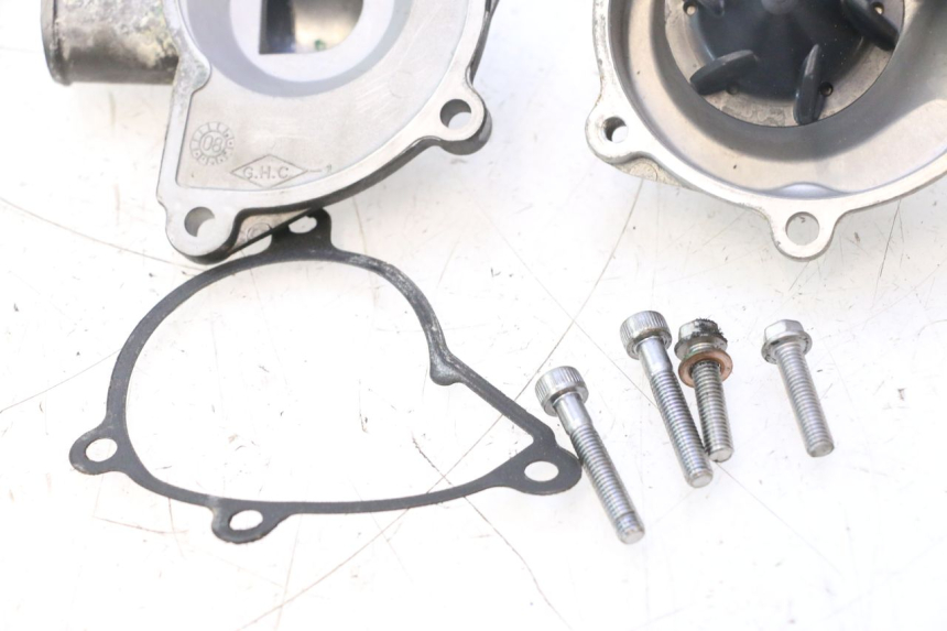 photo de BOMBA AGUA YAMAHA YZF R6 600 (2008 - 2009) - Primer plano técnico