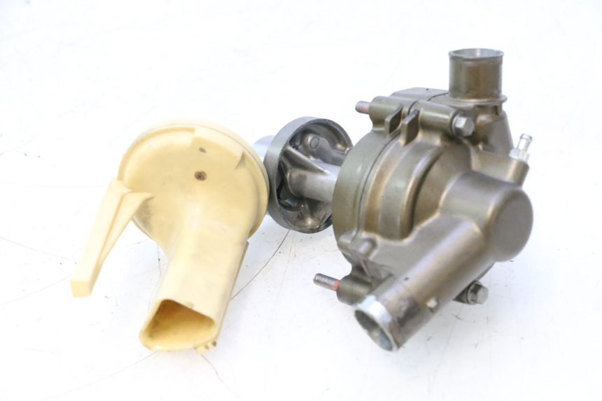 photo de BOMBA DE AGUA KAWASAKI ZX-6R ZX6R 600 (2000 - 2002) - Zoom estado de uso