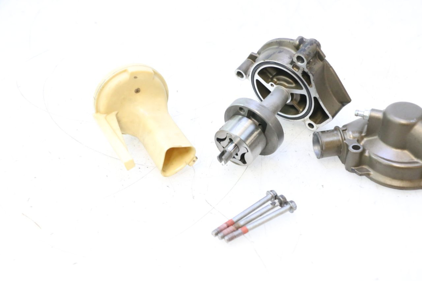 photo de BOMBA DE AGUA KAWASAKI ZX-6R ZX6R 600 (2000 - 2002) - Primer plano técnico