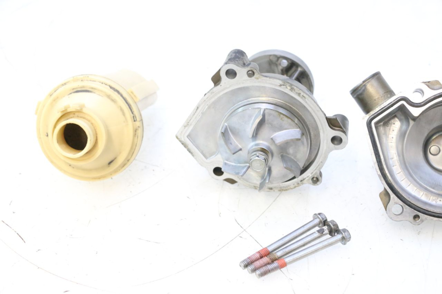 photo de BOMBA DE AGUA KAWASAKI ZX-6R ZX6R 600 (2000 - 2002) - Recambio usado revisado