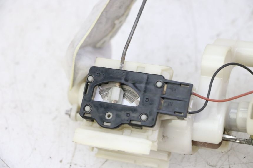 photo de BOMBA DE COMBUSTIBLE SUZUKI BURGMAN 125 (2007 - 2014) - Detalles de los puntos de fijación