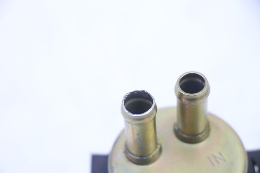 photo de BOMBA GASOLINA HONDA CBR RR FIREBLADE 900 (1992 - 1994) - Detalles de los puntos de fijación