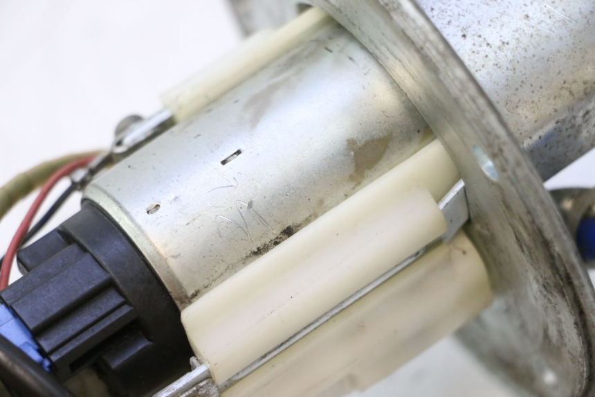 photo de BOMBA GASOLINA SUZUKI GSR 600 (2005 - 2012) - Detalle de la pieza