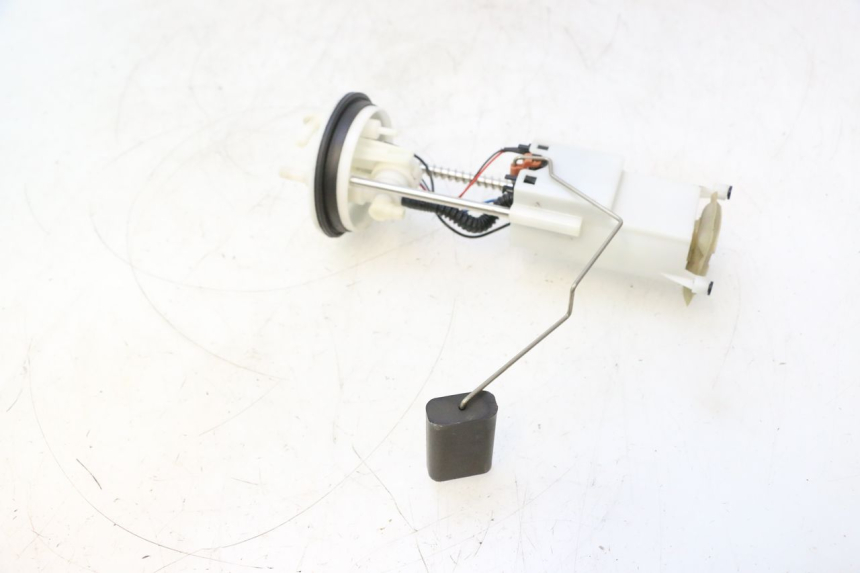 photo de BOMBA GASOLINA PEUGEOT SATELIS 125 (2013 - 2018) - Primer plano técnico