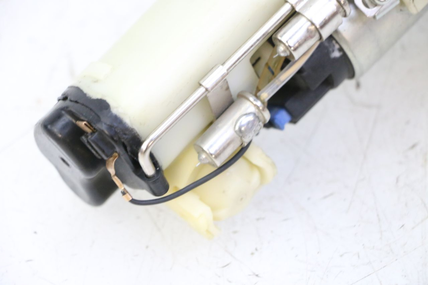 photo de BOMBA GASOLINA SUZUKI SV S 650 (2003 - 2009) - Zoom sobre los componentes