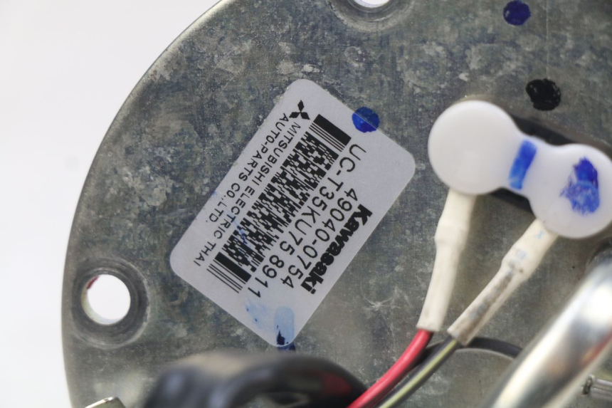 photo de BOMBA GASOLINA KAWASAKI Z 650 (2016 - 2019) - Primer plano de alta resolución