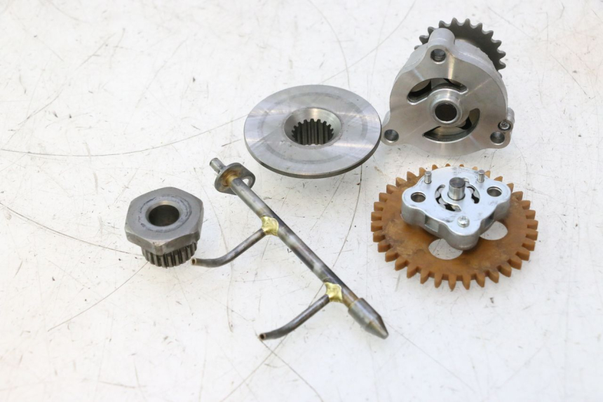 photo de BOMBA ACEITE SUZUKI BURGMAN EXECUTIVE ABS 650 (2006 - 2012) - Primer plano técnico