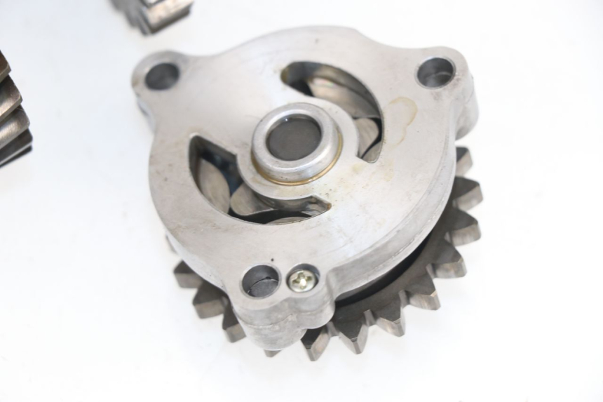 photo de BOMBA ACEITE SUZUKI DR DJEBEL 600 (1985 - 1990) - Otra perspectiva