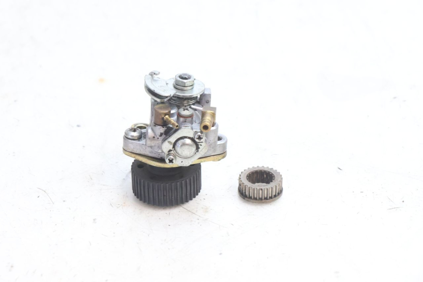 photo de BOMBA ACEITE PIAGGIO FLY 2T 50 (2004 - 2017) - Primer plano técnico