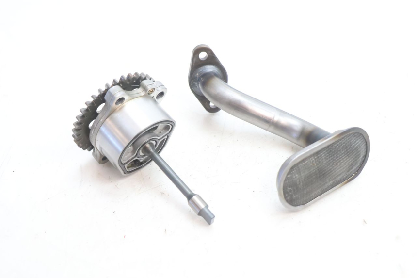 photo de BOMBA ACEITE SUZUKI GSR 600 (2005 - 2012) - Primer plano técnico