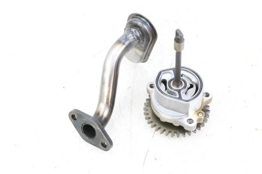 photo de BOMBA ACEITE SUZUKI GSR 750 (2011 - 2017) - Primer plano técnico