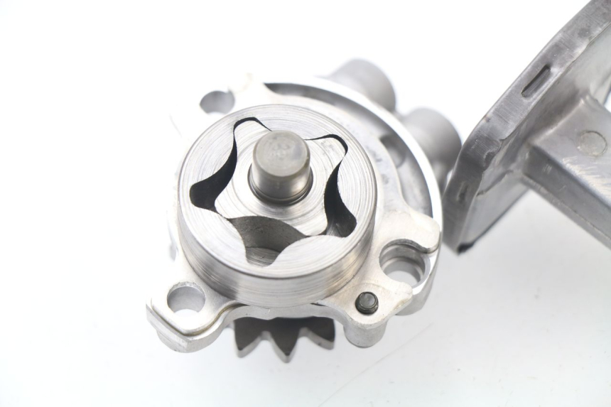 photo de BOMBA ACEITE YAMAHA YZ-F YZF 250 (2007 - 2013) - Primer plano técnico