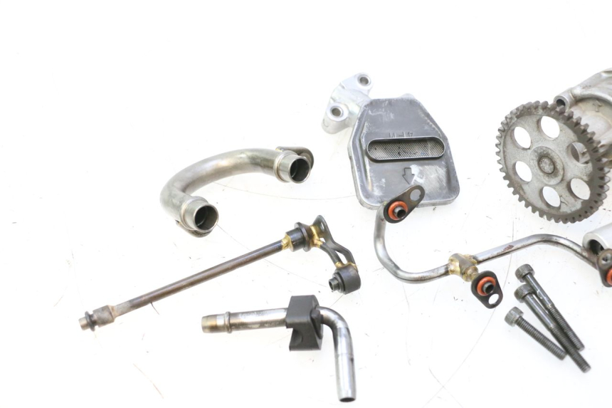 photo de BOMBA ACEITE YAMAHA YZF R GENESIS 750 (1993 - 1998) - Primer plano técnico