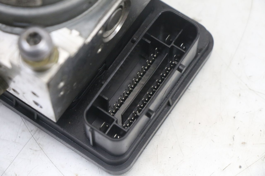 photo de BOMBA ABS BMW S RR ABS S1000RR 1000 (2015 - 2018) - Primer plano técnico