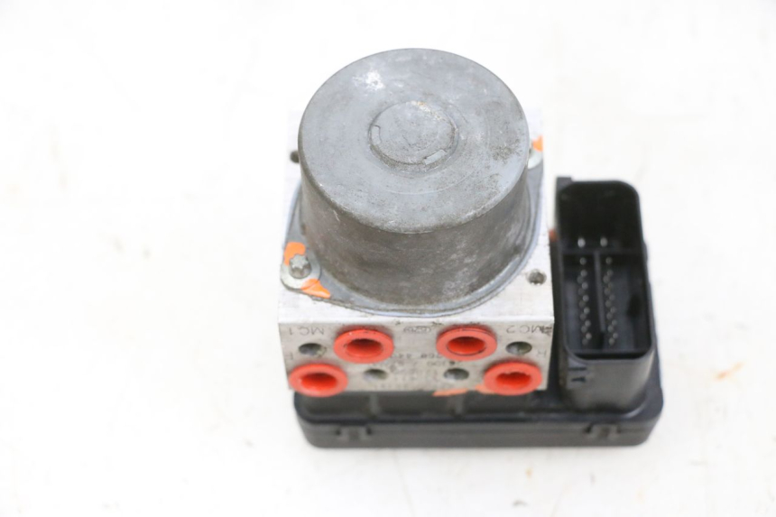 photo de BOMBA ABS SUZUKI BURGMAN 650 (2013 - 2020) - Detalles de los puntos de fijación