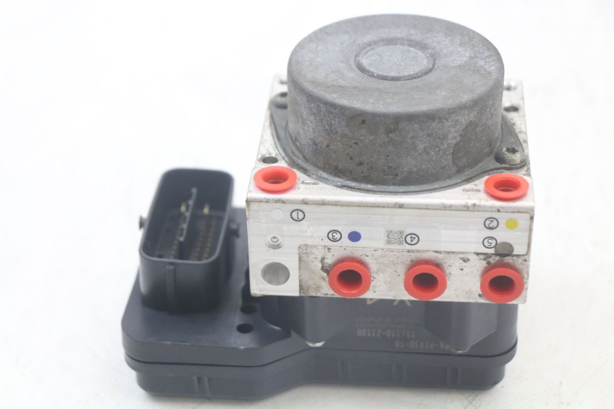 photo de BOMBA ABS YAMAHA FJR ABS 1300 (2006 - 2012) - Primer plano técnico